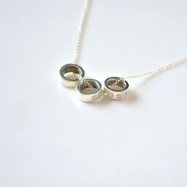 Aros de plata estampados con nombres