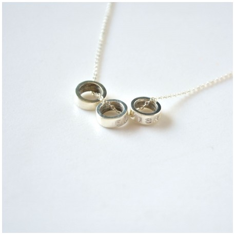 Aros de plata estampados con nombres