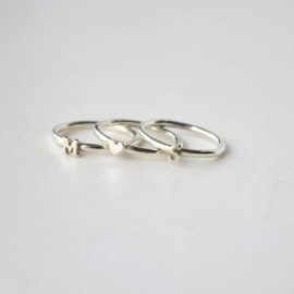 Anillo de plata con mini iniciales y corazón